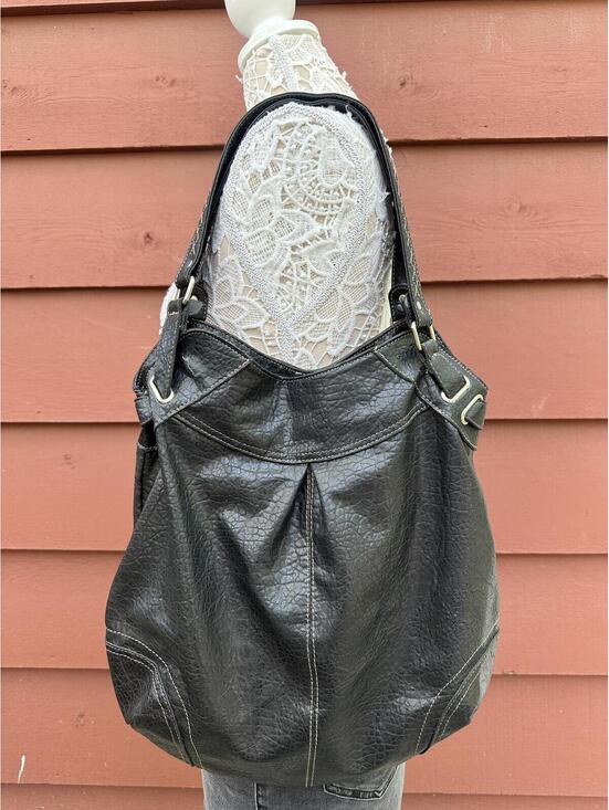 Handbags - Classic Black Leather Shoulder Bag